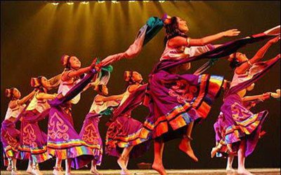 民族文化对民间舞蹈服饰及道具的影响分析,全面研究你对舞台布景和服装的看法