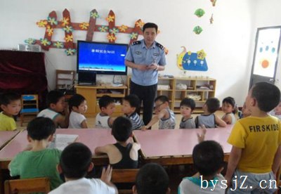 分析幼儿园开展安全教育的现存问题及实现途径,四月关注幼稚园小班的教育、保育及安全