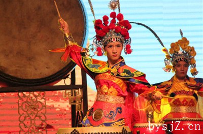 戏曲表演中司鼓的作用与演奏技巧