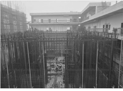 图1 第一次浇筑前的施工现场实景图、