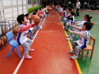 如何针对小学生开展篮球双手胸前传接球训练,篮球双手传接球教学设计的实施