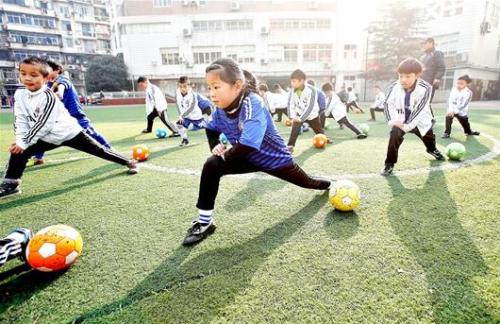 小学足球运球训练的方法与建议,足球运球的基本训练方法