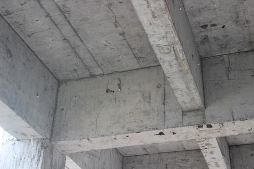 探究建筑材料性能对混凝土早期裂缝的影响,浇筑商品混凝土后产生裂缝的主要原因是什么？