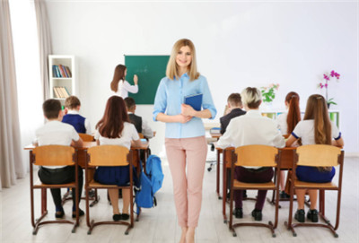 情景教学在初中美术教学中的运用,中小学美术教学的基本方法是什么？我正在网上继续我的教育...