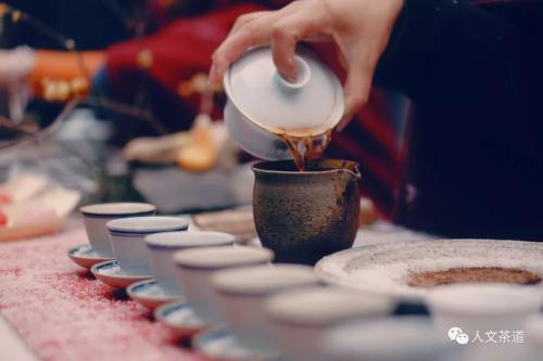 研究茶文化的美学意义在美术创作中的运用,“中和之美”体现了中国茶道美学的哪些属性