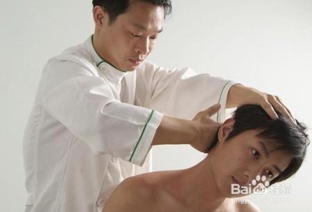 探讨中医骨伤推拿法治疗颈椎病突出症的临床效果