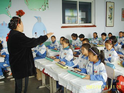 探索音乐手段在小学体育课堂教学中运用的方法策略