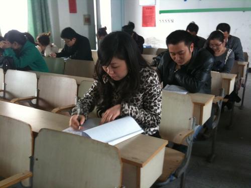 探讨二年级数学课中的实践活动教学,如何教二年级小学生数学？