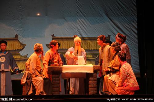 戏曲表演中司鼓的作用与演奏技巧