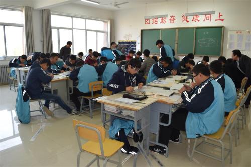 以“学生为主体，教师为主导”的英语课堂教学
