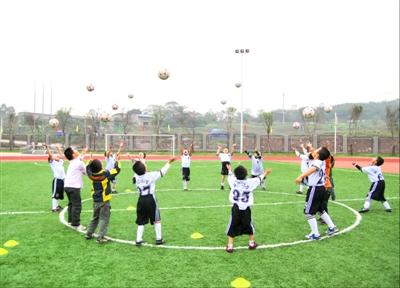 小学生足球训练中如何练好传接球,简单介绍了两种足球传球接球的练习方法和要求。